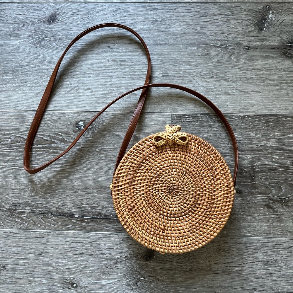 Round rattan purse
